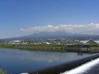 川と富士山２０１０年５月１３日１１：３６