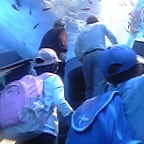 エスカレーターに乗っています。