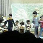 ペンギンが踊ってる間、ソロで歌います。