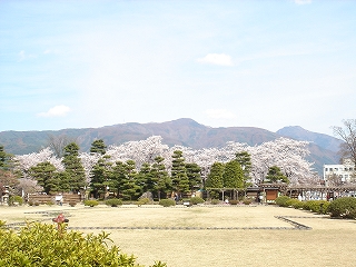 お城中庭から美ヶ原方向