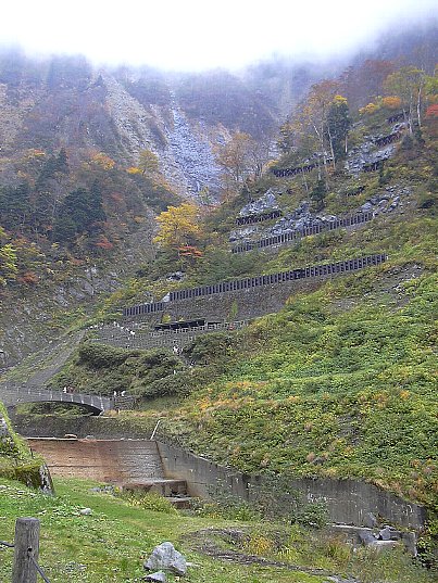 滝の横の壁