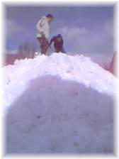 雪を積み上げる
