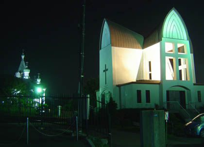 夜のハリストス正教会と聖ヨハネ教会.jpg