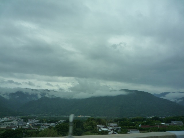 車窓から見える山の風景