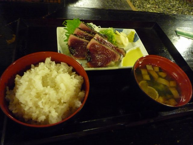ランチはひろめ市場にてカツオのたたき