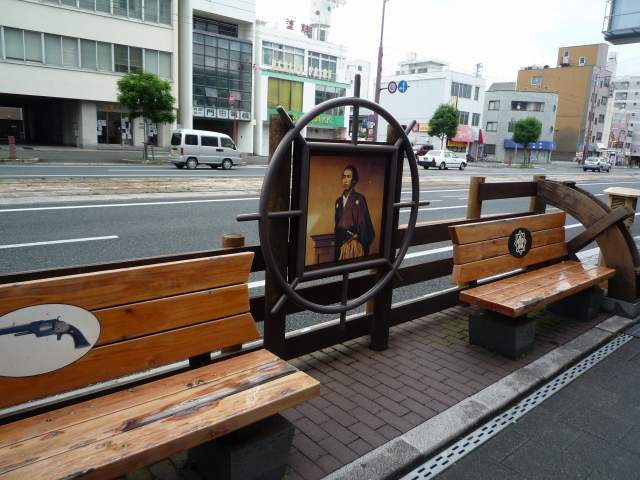 石碑の前にあるベンチ