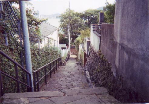 主人公の家の前