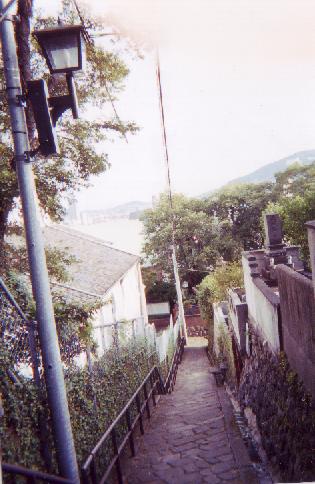 主人公の家の前