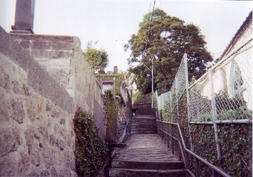 主人公の家の前