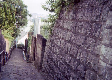 主人公の家の前