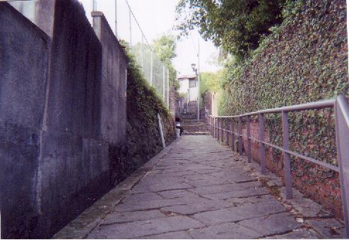 主人公の家の前