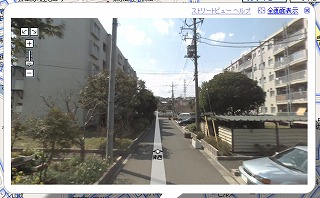 団地の間の道も