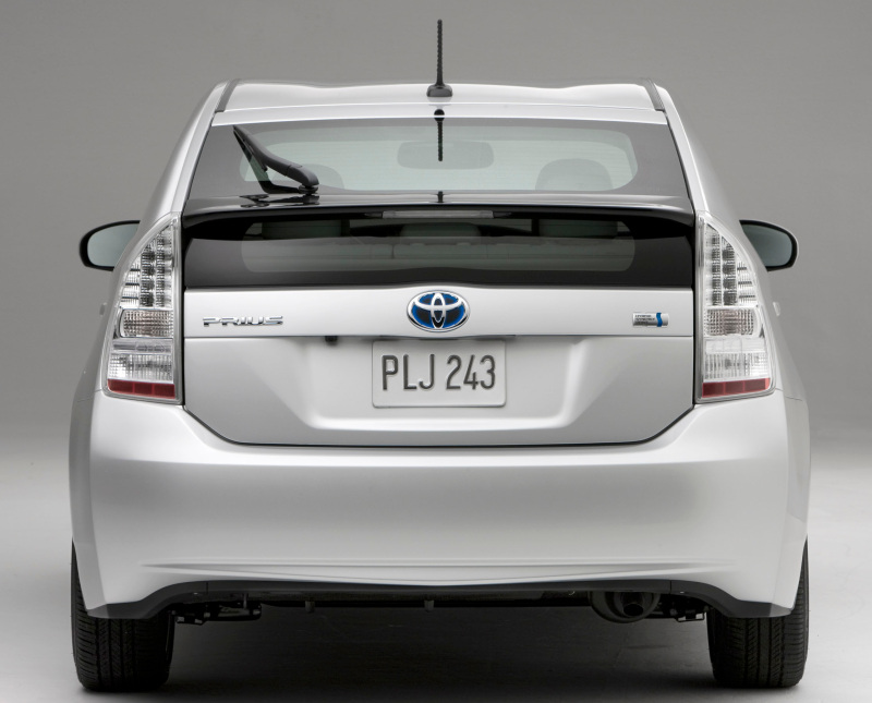 3代目新型プリウス後ろから