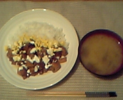 焼き鳥丼とカニカマのお味噌汁