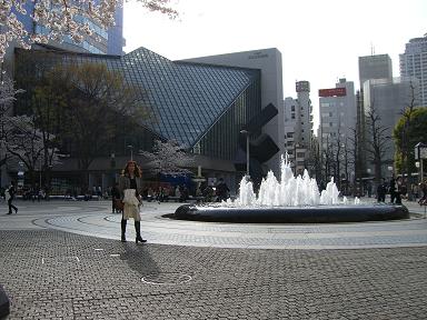 公園の噴水と東京芸術劇場