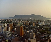 遠くに函館山