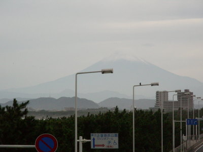 曇天でもがんばる富士山