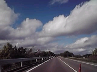 雲が勢いよく流れてました