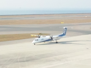 離陸しようとしてるプロペラ機