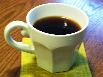 水色カップでコーヒー