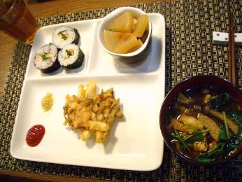 巻き寿司と長いも桜海老の天ぷら定食