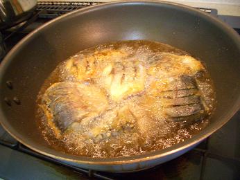 鯖を揚げてます