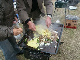 焼きそば焼き方担当、高田専任幹事