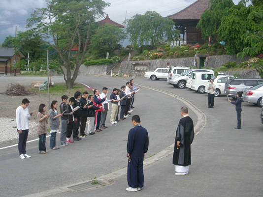 高松山観音寺駐車場にて活力朝礼