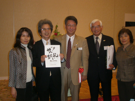 講演会を終えた講師を囲んで記念写真