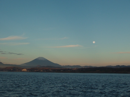 月に富士山