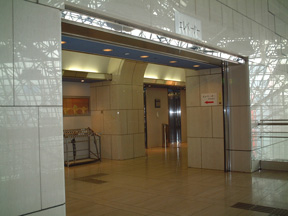 佐久間と樹理がエスカレーターに乗る前に出てきた所です。