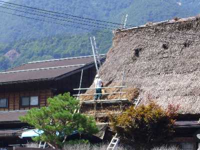 屋根の修理中