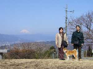 富士山をバックに