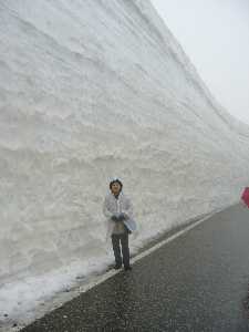 高い雪の壁