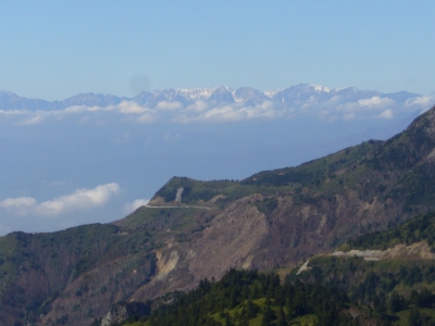 横手山から見えた冠雪した山