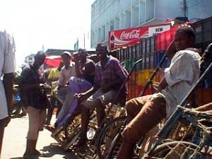 タンザニアの暇そうなローリー引きの人たち