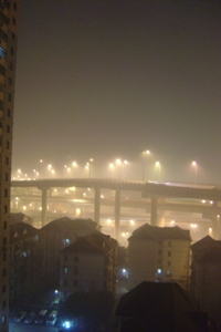 火薬の煙で煙る街