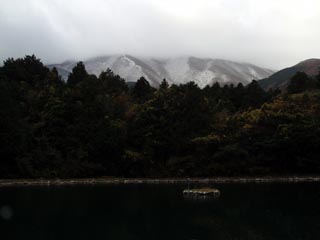 昨日はなかった雪です