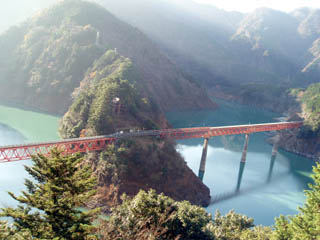 接阻湖の湖上駅です