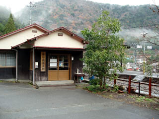接阻峡温泉駅の駅舎