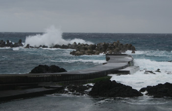 八丈島高波