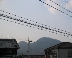 駅のホームから二上山.jpg