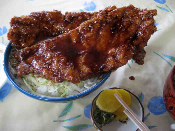 白孔雀食堂　巨大カツ丼