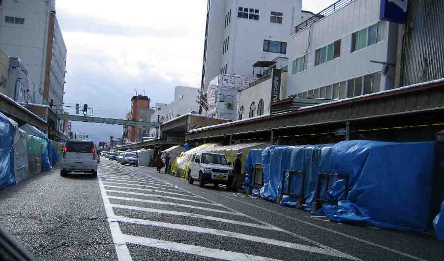 なにやらシートに包まれて歩道が見えない