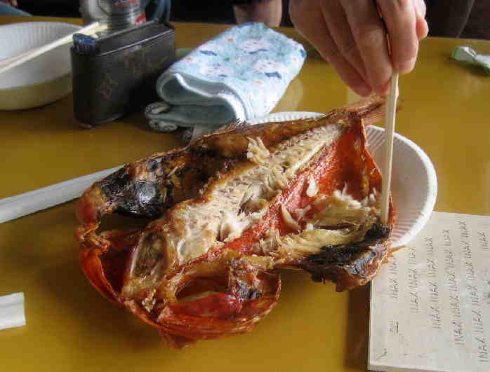 この後　残ったキンメの皮をもう一度カリカリに焼きました