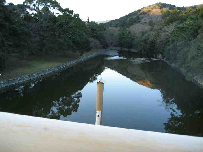 池なのかと思ってしまうほどの五十鈴川