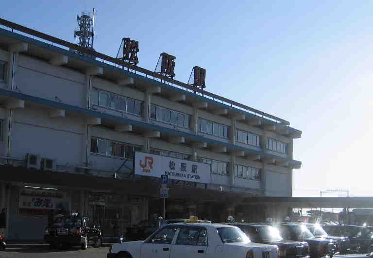 もう起きていたけど人通りは少ない　松坂駅