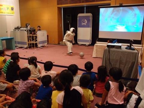 アシモ君がサッカーボールを蹴るところ