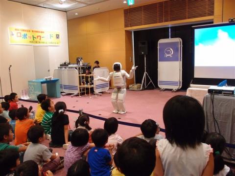 アシモ君がダンスを踊っているところ