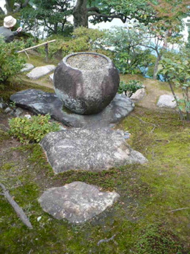 桂離宮・賞花亭前の手水鉢